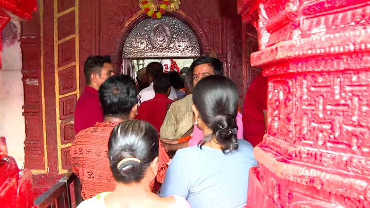 তারাপীঠে শক্তির আরাধনা চলছে। রীতি মেনে করা হয়েছে পুজোর আয়োজন। আলোর মালায় সেজেছে গোটা মন্দির। পুণ্যার্থীদের ভিড়ে সরগরম মন্দির চত্বর।