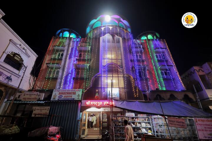 दीपावलीनिमित्त विठ्ठल मंदिराला आकर्षक विद्युत रोषणाई करण्यात आली असून विठ्ठल भक्तांनी रांगोळ्याच्या पायघड्याही घातल्या आहेत.