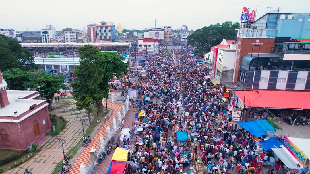 தஞ்சாவூர் மாவட்டத்தில் களைக்கட்டியது தீபாவளி... காலை முதல் வெடிகள் வெடித்து மக்கள் உற்சாகம் Diwali has been celebrated in Thanjavur district... People are excited with bursting of crackers since morning தஞ்சாவூர் மாவட்டத்தில் களைக்கட்டியது தீபாவளி... காலை முதல் வெடிகள் வெடித்து மக்கள் உற்சாகம்