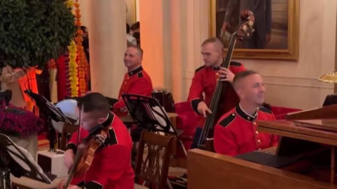 व्हाइट हाउस में जब बजा 'ओम जय जगदीश हरे', ग्रैमी अवार्ड विनर ने कही ये बात Om Jai Jagdish Hare played in White House's Diwali program, Grammy Award winner reacted व्हाइट हाउस में जब बजा 'ओम जय जगदीश हरे', ग्रैमी अवार्ड विनर ने कही ये बात