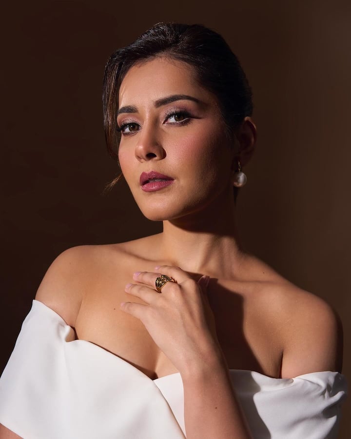 एक्ट्रेस राशि खन्ना ने हाल ही में अपनी कुछ तस्वीरें सोशल मीडिया पर शेयर की हैं। इन तस्वीरों में एक्ट्रेस व्हाइट कलर की ड्रेस में अपना खूबसूरत फिगर फ्लॉन्ट करती नजर आ रही हैं।