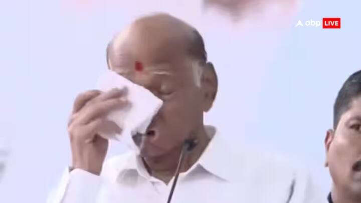 इस दौरान उन्होंने आंखों से चश्मा उतारा और रुमाल से उसे पोछने लगे. जिससे वहां मौजूद समर्थकों ने तालियां बजाई. ये देखकर एनसीपी के संस्थापक भी हंसने लगे.