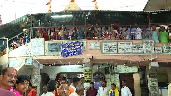 আয়োজন করা হয় বিশেষ নিশি পুজোর। পুজো শেষে নিবেদন করা হয় লুচি, পায়েস, সুজি দিয়ে শীতল ভোগ।