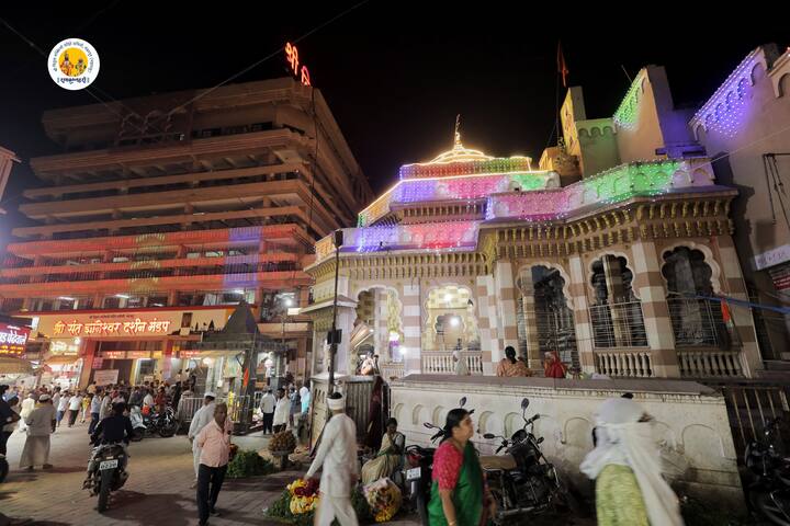 शासकीय कार्यालये, नेतेमंडळींची घरे आणि मंदिरेही विद्युत रोषणाईने न्हाल्याचं पाहायला मिळत आहेत.