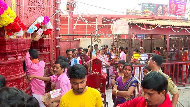 তারাপীঠে তারা মায়ের আরাধনা হয় তন্ত্রমতে। কথিত আছে, একবার দেবীর মাতৃরূপ দর্শন চান বশিষ্ঠ মুনি। দেবীও নিরাশ করেননি। মাতৃরূপে দর্শন দেন দেবী।