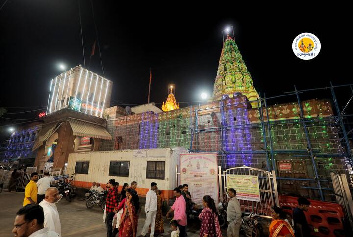 श्री विठ्ठलास सोन्याचा मुकुट , कौस्तुभ मणी, दंडपेठया, हिऱ्याचे कंगन जोड, मोत्याचा तुरा, मारवाडी पेठांचा मोत्यांचा हार, मोत्याची कंठी, शिरपेच, मोहरांची माळ, तुळशीची माळ, तोडे जोड, मत्स्य जोड, पदकासह लॉकेट असे हिरेजडित दागिने परिधान केले आहे.