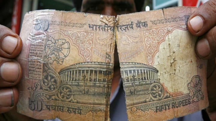 अगर नोट का 50 प्रतिशत से ज्यादा हिस्सा डैमेज है और नोट कई जगहों से फटा हुआ है तो बैंक नोट बदलने से इनकार कर सकता है. अगर नोट बुरी तरह जल गया है तब भी इसे नहीं बदला जाएगा.