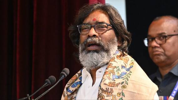 CM हेमंत सोरेन की उम्र को लेकर विवाद, '5 साल में 7 वर्ष बढ़ी आयु', BJP का तंज- 'झारखंड में ऐसा हो सकता है' CM हेमंत सोरेन की उम्र को लेकर विवाद, '5 साल में 7 वर्ष बढ़ी आयु', BJP का तंज- 'झारखंड में ऐसा हो सकता है'