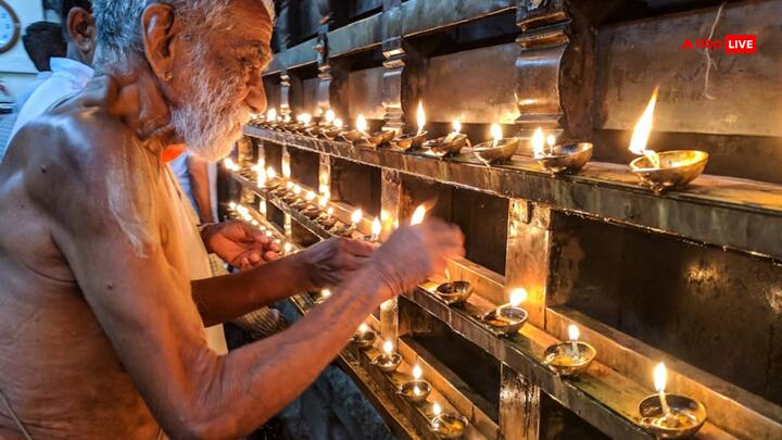 सबसे पहले मां लक्ष्मी और गणेशजी की पूजा अर्चना करें फिर इसके बाद घर के मंदिर में, रसोईघर में, मुख्य द्वार पर, दरवाजों के पास, मिट्टी के गमले के नजदीक दीप जलाकर रखना शुभ माना जाता है.