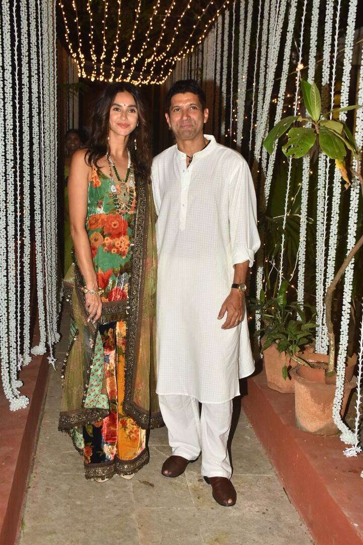 Farhan Akhtar came with his wife Shibani Dandekar and posed happily.