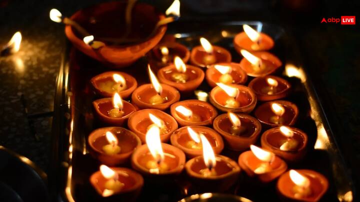 ज्यादातर लोग दिवाली के दिन दीपों की जगह मोमबत्ती का भी प्रयोग करते है. ऐसे में दिवाली के मौके पर दीप जलाना अच्छा है या मोमबत्ती आइए जानते हैं.