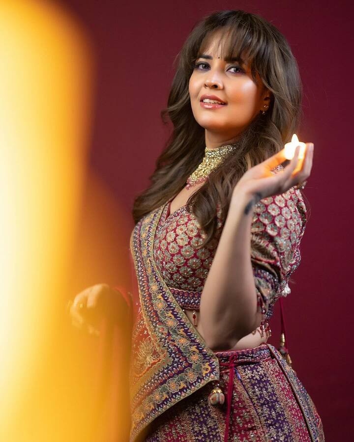 తెలుగు రాష్ట్రాలు, ఆ మాటకు వస్తే... ఇప్పుడు ఇండియా అంతా దీపావళి సందడి నెలకొంది. అనసూయ దుస్తుల్లో, ఆవిడ పట్టుకున్న దీపపు వెలుగుల్లో దీపావళి కొట్టొచ్చినట్టు కనబడింది. (Image Courtesy: itsme_anasuya / Instagram)