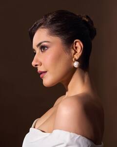 Raashii Khanna Photos: વ્હાઈટ આઉટફિટમાં અભિનેત્રી રાશિ ખન્નાનો ગ્લેમરસ લુક, ફોટોશૂટે ઉડાવ્યા હોંશ