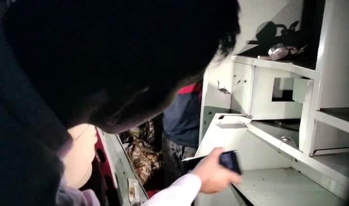 बोईसर शहरातील अवध नगरमधील दुबे चाळीमध्ये बुधवारी रात्री स्पोट होऊन चार जण जखमी झाले. हा स्फोट कशामुळे झाला हे स्पष्टपणे समजू शकले नाही. जखमींना नजीकच्या खाजगी रुग्णालयात उपचारासाठी दाखल करण्यात आले आहे. (छाया सौजन्य- एबीपी माझा)