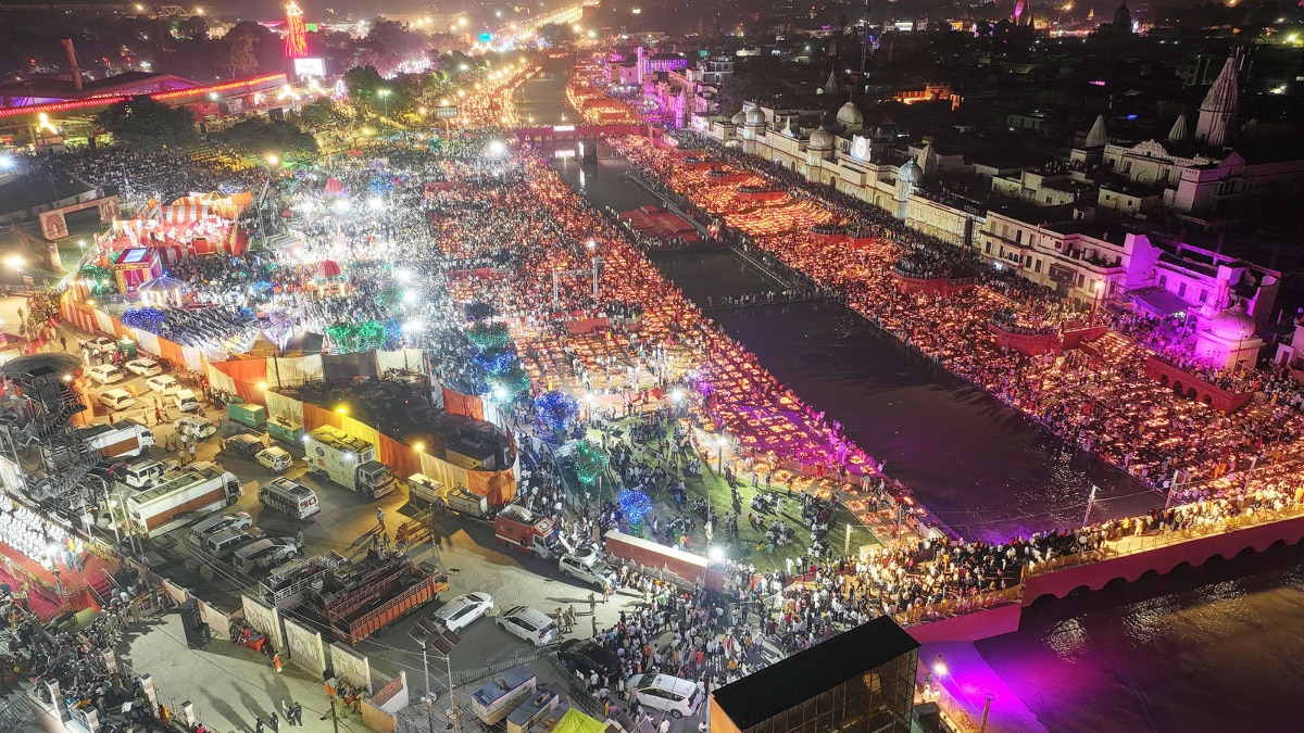 अयोध्या में भव्य दीपोत्सव में बने दो विश्व रिकोर्ड, जय श्रीराम के जयघोष से गूंज उठी रामनगरी