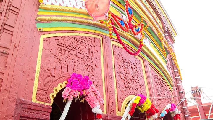 বঙ্গভূমের অন্যতম সাধনপীঠ বীরভূমের তারাপীঠ। কথিত আছে, মহাঋষি বশিষ্ঠের দীর্ঘ তপস্যার পর, যে রূপে মা তারা তাঁকে দর্শন দিয়েছিলেন, দেবীর সেই রূপই প্রস্তরীভূত হয়। তারাপীঠে যুগের পর যুগ ধরে সেই রূপেই পূজিত হয়ে আসছেন মা তারা।