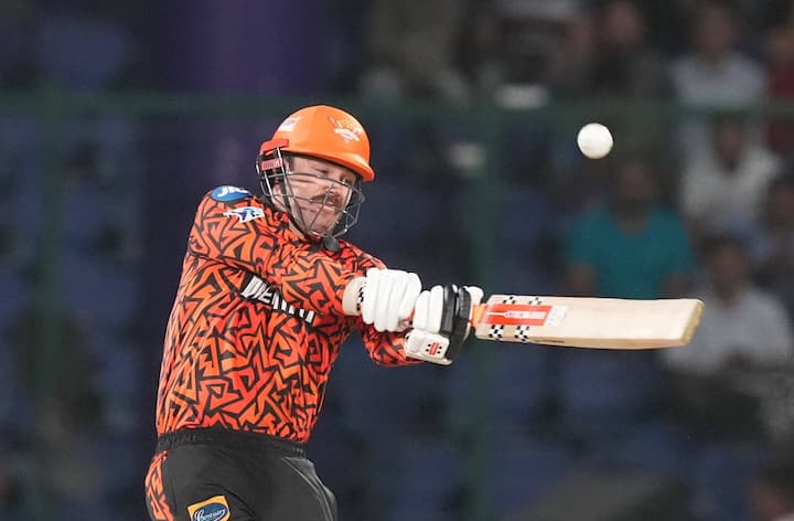 सनरायजर्स हैदराबादनं पाच खेळाडूंना रिटेन केलं आहे. यामध्ये दोन भारतीय आणि तीन विदेशी खेळाडूंचा समावेश आहे. हैदराबादनं रिटेन्शनमध्ये 75 कोटी रुपये खर्च केले आहेत. आता त्यांच्याकडे ऑक्शनसाठी केवळ 45 कोटी रुपये राहिले आहेत.