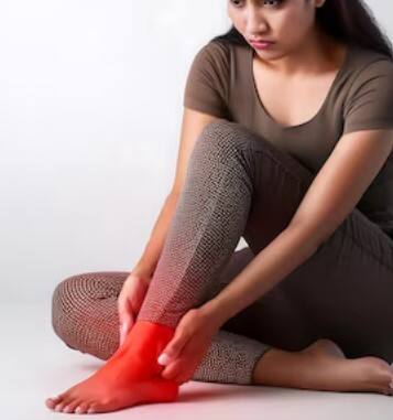 ਪੈਰਾਂ ਦੀਆਂ ਮਾਸਪੇਸ਼ੀਆਂ ਨੂੰ ਆਰਾਮ ਦੇਣ ਲਈ, ਆਪਣੇ ਪੈਰਾਂ ਨੂੰ ਕੋਸੇ ਪਾਣੀ 'ਚ ਪਾ ਕੇ ਰੱਖੋ। ਇਸ ਦੇ ਲਈ ਪਾਣੀ ਨੂੰ ਥੋੜ੍ਹਾ ਜਿਹਾ ਕੋਸਾ ਕਰੋ ਅਤੇ ਫਿਰ ਇਸ 'ਚ ਥੋੜ੍ਹਾ ਜਿਹਾ ਨਮਕ ਪਾਓ। ਹੁਣ ਆਪਣੇ ਪੈਰਾਂ ਨੂੰ ਇਸ ਪਾਣੀ 'ਚ ਘੱਟੋ-ਘੱਟ 20 ਮਿੰਟ ਲਈ ਡੁਬੋ ਕੇ ਰੱਖੋ। ਅਜਿਹਾ ਕਰਨ ਨਾਲ ਲੱਤਾਂ ਦਾ ਦਰਦ ਵੀ ਘੱਟ ਹੋਵੇਗਾ ਅਤੇ ਥਕਾਵਟ ਵੀ ਦੂਰ ਹੋ ਜਾਵੇਗੀ।