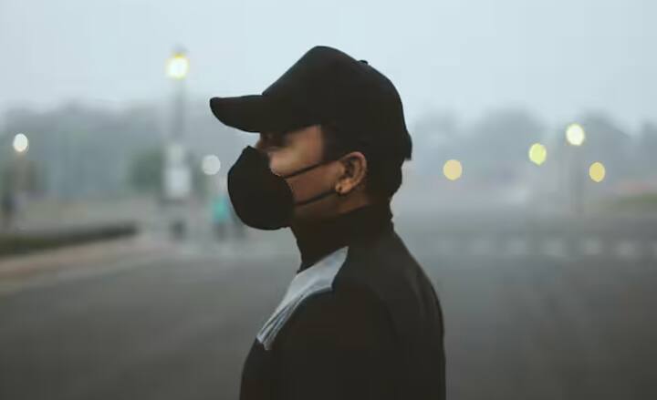 ਦਿੱਲੀ ਦੀ ਹਵਾ ਵਿਚ ਸਾਹ ਲੈਣਾ ਸਿਹਤ ਲਈ ਬਹੁਤ ਹਾਨੀਕਾਰਕ ਹੈ। ਪ੍ਰਦੂਸ਼ਣ ਨੂੰ ਘੱਟ ਕਰਨ ਲਈ ਸਾਨੂੰ ਸਾਰਿਆਂ ਨੂੰ ਮਿਲ ਕੇ ਕੰਮ ਕਰਨਾ ਹੋਵੇਗਾ। ਇਸ ਸਮੱਸਿਆ ਨਾਲ ਨਜਿੱਠਣ ਲਈ ਸਰਕਾਰ ਨੂੰ ਵੀ ਸਖ਼ਤ ਕਦਮ ਚੁੱਕਣੇ ਪੈਣਗੇ।