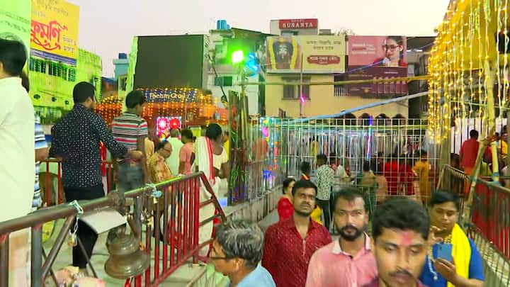 কালীপুজোর দিন তারা মাকে পোলাও, খিচুড়ি, সাদা ভাত, পাঁচরকম ভাজা, পাঁচ মিশালি তরকারি, মাছ, চাটনি, পায়েস এবং মিষ্টি পঞ্চব্যঞ্জন সাজিয়ে ভোগ নিবেদন করা হয়।