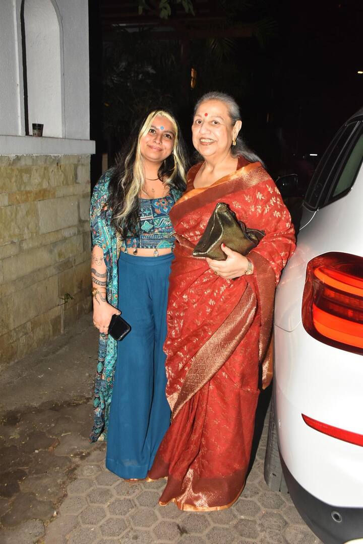 Javed Akhtar's ex-wife Honey Irani was also present at the party.