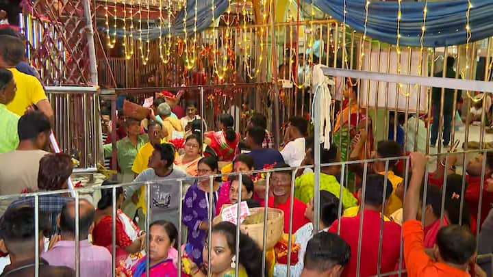 মাকে দেওয়া হয় শীতল ভোগ। নিবেদন করা হয় মিষ্টি, ফল ও মিছরি ভেজানো জল। রাতে মায়ের ডাকের সাজ।