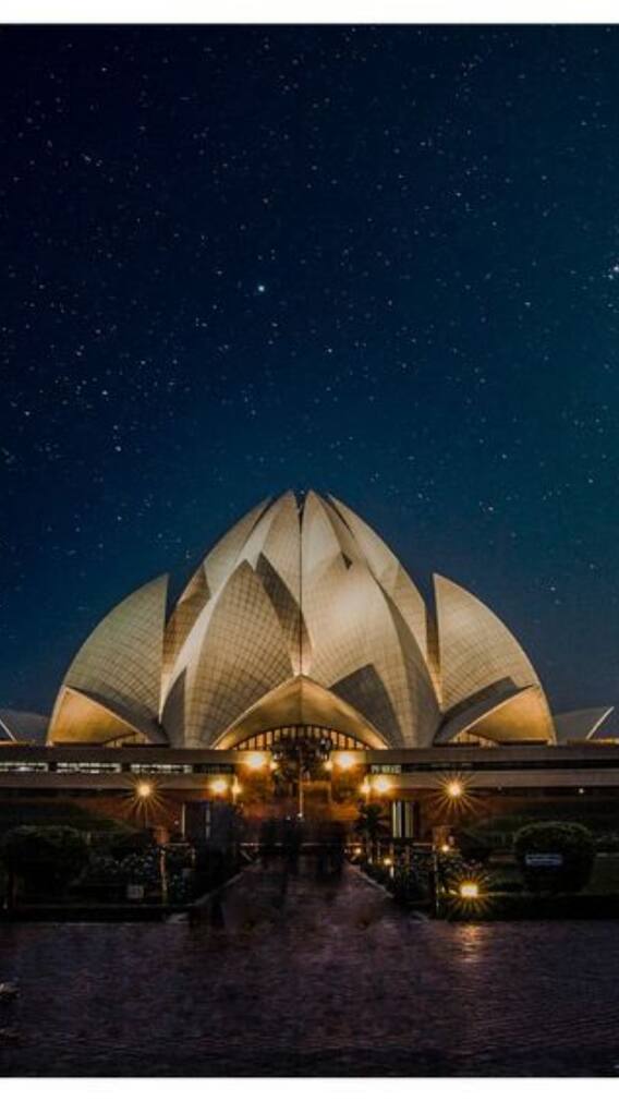 दिल्ली के लोटस टेम्पल को किस धर्म के लोगों ने बनवाया था?