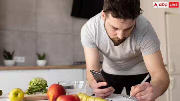 આપણે બધા એવા વ્યક્તિને જાણીએ છીએ કે જેમણે તેમના દૈનિક કેલરીના સેવનને ટ્રૅક કરવા માટે એક એપ ડાઉનલોડ કરી છે, દરેક ભોજન અને નાસ્તાને ઝીણવટપૂર્વક લૉગ કરી છે. તે તંદુરસ્ત જીવનશૈલી તરફ એક પગલું જેવું લાગે છે.