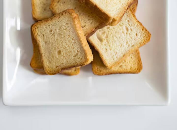 ਇਹ ਜਾਲ ਕਾਰਬਨ ਡਾਈਆਕਸਾਈਡ ਗੈਸ ਨੂੰ ਫਸਾਉਂਦਾ ਹੈ ਅਤੇ ਬੁਲਬੁਲੇ ਬਣਾਉਂਦਾ ਹੈ। ਜਦੋਂ ਬਰੈੱਡ ਪਕਕਾਇਆ ਜਾਂਦਾ ਹੈ, ਇਹ ਬੁਲਬਲੇ ਫੈਲਦੇ ਹਨ ਅਤੇ ਬਰੈੱਡ ਵਿੱਚ ਛੇਕ ਬਣਾਉਂਦੇ ਹਨ।