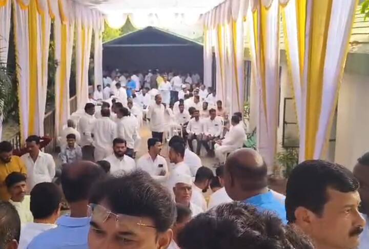 विधानसभा निवडणुकांसाठी शरद पवारांच्या बारामती येथील गोविंदबाग निवासस्थानी राष्ट्रवादी कार्यकर्त्यांची रेलचेल पाहायला मिळत आहे.