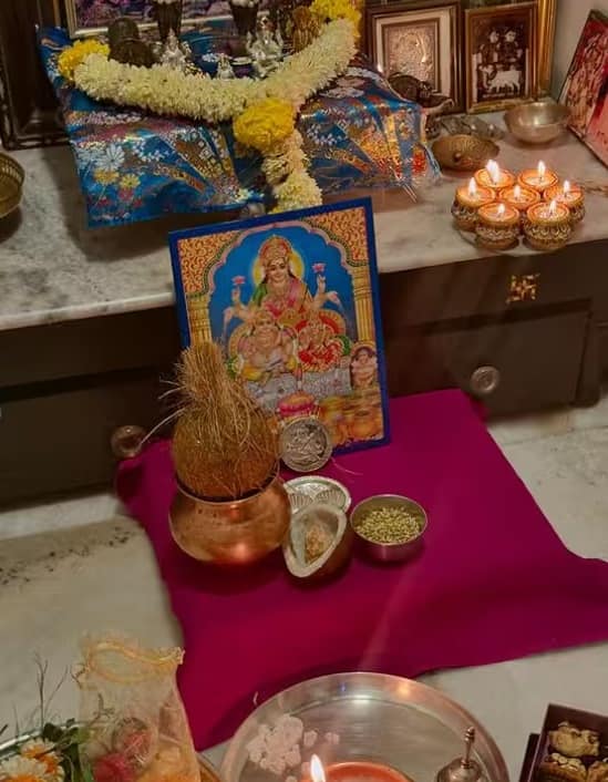 આ તસવીર શ્રદ્ધા કપૂરના ઘરના મંદિરની છે. તસવીરમાં જોઈ શકાય છે કે અભિનેત્રીએ દેવી લક્ષ્મીની તસવીર સામે કળશ સ્થાપિત કરીને સંપૂર્ણ વિધિ સાથે દિવાળીની પૂજા કરી છે.