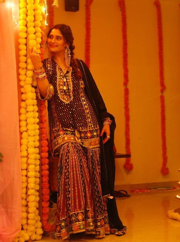 Arti Singh First Diwali: આરતી સિંહે લગ્ન પછીની પ્રથમ દિવાળીની આ રીતે કરી ઉજવણી, જુઓ તસવીરો