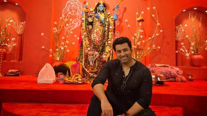 মা কালীর মূর্তির সামনে থেকে ছবি শেয়ার করে নিয়েছেন অঙ্কুশ হাজরা। সবাইকে জানিয়েছেন দীপাবলির শুভেচ্ছা।