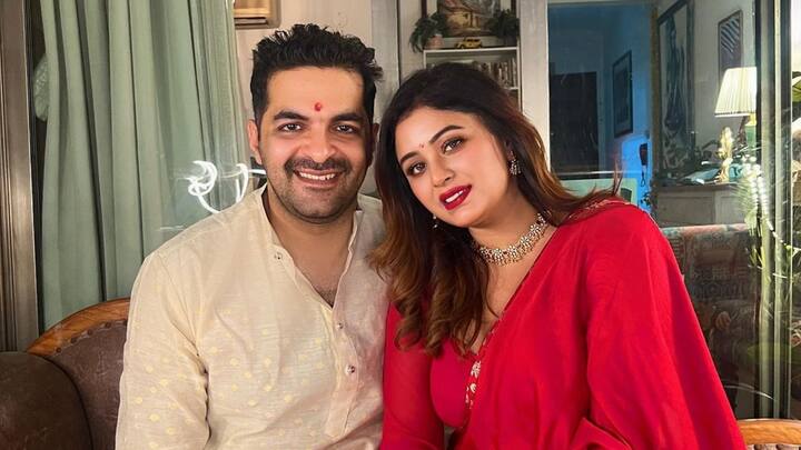 দীপাবলির দিন নিজের প্রেমিকের ছবি প্রকাশ্যে আনলেন ঋতাভরী চক্রবর্তী। শাহরুখ ঘনিষ্ঠ লেখক সুমিত অরোরার সঙ্গে প্রেম করছেন তিনি।