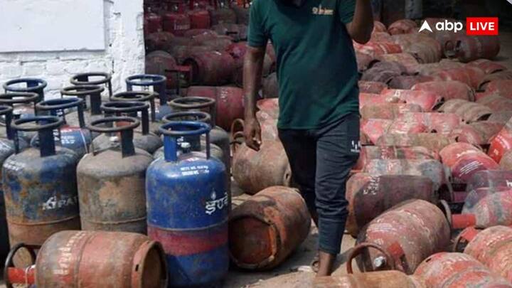 मुंबई में भी एलपीजी कमर्शियल सिलंडर की कीमत 62 रुपये बढ़कर 1754.50 रुपये हो गई है. हालांकि राहत की बात ये है कि तेल कंपनियों ने घरेलू सिलेंडर यानी घरों में इस्तेमाल होने वाली रसोई गैस की कीमत में कोई बढ़ोतरी नहीं की है.