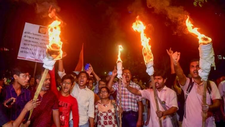 आरजी कर मामले में CBI जांच से खुश नहीं जूनियर डॉक्टर, दिया अल्टीमेटम, TMC बोली- हाईजैक हो चुका आंदोलन RG Kar Rape Murder Case Junior Doctors in Kolkata Demand CBI Inquiry Progress आरजी कर मामले में CBI जांच से खुश नहीं जूनियर डॉक्टर, दिया अल्टीमेटम, TMC बोली- हाईजैक हो चुका आंदोलन