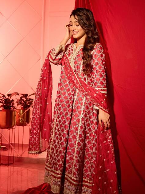 दिवाली के त्योहार पर शिवांगी ने रेड कलर का फुल स्लीव्स का हैवी सूट कैरी किया था. इस दौरान एक्ट्रेस ने अपने बालों को सॉफ्ट कर्ल किया हुआ था. ग्लैम मेकअप में शिवांगी बला की खूबसूरत लग रही थीं.