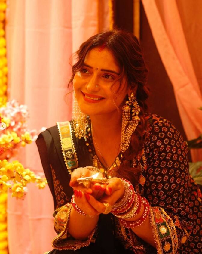 Arti Singh First Diwali: આરતી સિંહે લગ્ન પછીની પ્રથમ દિવાળીની આ રીતે કરી ઉજવણી, જુઓ તસવીરો