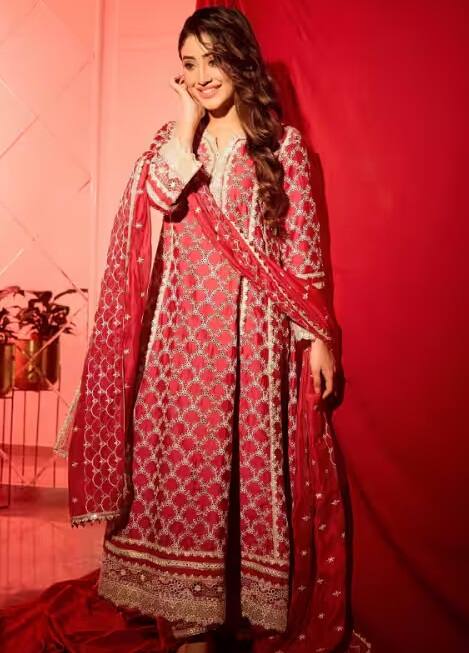 Diwali 2024: દિવાળીના તહેવારની ટીવી જગતના તમામ સેલેબ્સ દ્વારા ખૂબ જ ઉત્સાહ સાથે ઉજવણી કરવામાં આવી હતી. ટીવી એક્ટ્રેસ શિવાંગી જોશીએ પણ પોતાની દિવાળી સેલિબ્રેશનની તસવીરો સોશિયલ મીડિયા પર શેર કરી છે. અભિનેત્રીની દિવાળી સેલિબ્રેશનની તસવીરોમાં તેના ચહેરા પર પ્રેમનો રંગ જોવા મળ્યો હતો.