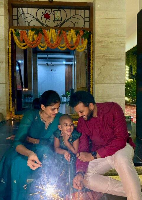 కేంద్ర విమనాయశాఖ మంత్రి రామ్మోహన్ నాయుడు తన ఇంట్లో  భార్య బిడ్డలతో కలిసి దీపావళి పండగను జరుపుకున్నారు.