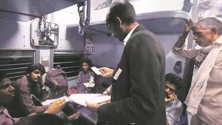 এছাড়া রাত ১০টার পর ট্রেনে কেউ জোরে গান বাজাতে পারবে না। আপনার আশেপাশের কোনও যাত্রী যদি এমন করে থাকে, তাহলে আপনি তার বিরুদ্ধে কোচ অ্যাটেনডেন্টের কাছে অভিযোগ করতে পারেন। অথবা আপনি এই বিষয়ে TTE-কে জানাতে পারেন।