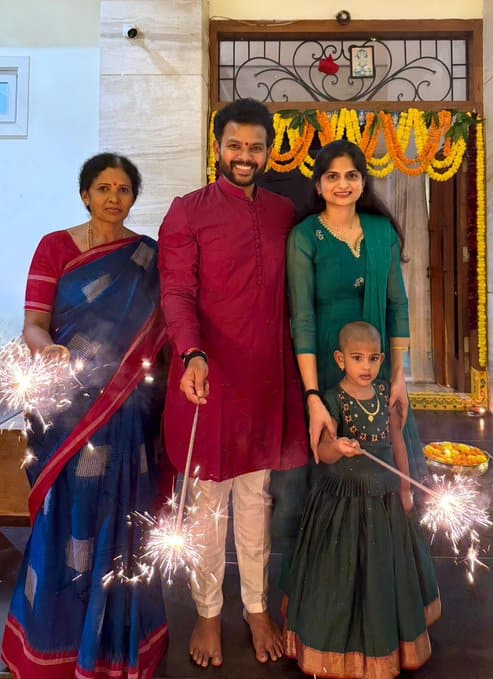 కేంద్రమంత్రి రామ్మోహన్ నాయుడు తన ఇంట్లో  భార్య బిడ్డలతో కలిసి దీపావళి పండగను జరుపుకున్నారు.