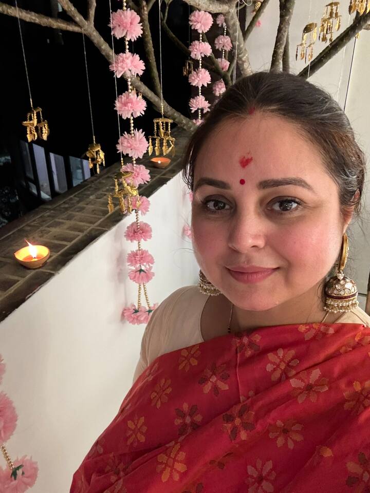 रोहिणी आचार्य ने तस्वीर शेयर करने के साथ एक मैसेज भी दिया. उन्होंने कहा कि दिवाली का त्यौहार हमें याद दिलाता है कि सच्चाई और सदाचार शाश्वत हैं. वे सदैव प्रबल होते हैं.