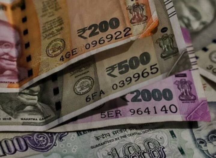 एकदा एसआयपी चालू केल्यानंतर ती कधीही बंद पडू देऊ नका. मध्येच एसआयपी थांबवल्यामुळे तुम्हाला हवा असणारा परतावा मिळत नाही. त्यामुळे मध्येच एसआयपी करणे थांबवू नका. पैशांच्या गुंतवणुकीत सातत्य ठेवा.