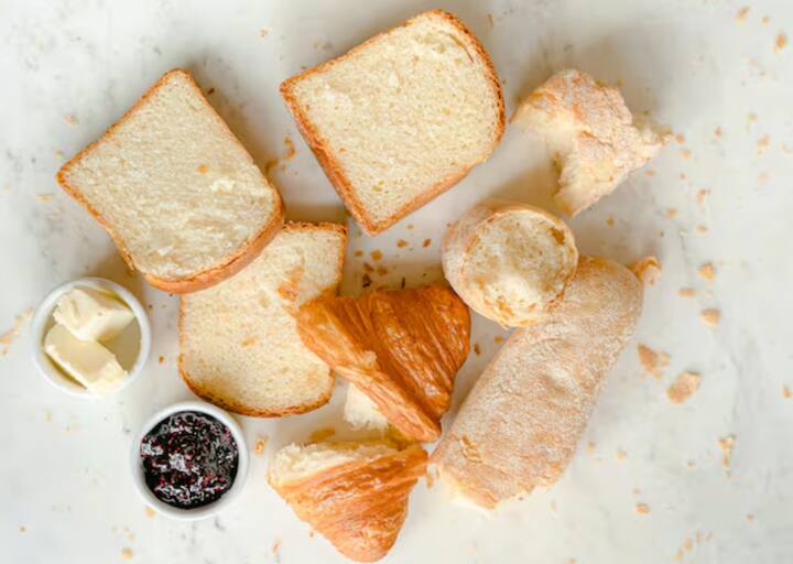 ਇਸ ਤੋਂ ਇਲਾਵਾ, ਬਰੈੱਡ ਵਿਚ ਛੇਕ ਦਾ ਆਕਾਰ ਅਤੇ ਸੰਖਿਆ ਕਈ ਕਾਰਕਾਂ 'ਤੇ ਨਿਰਭਰ ਕਰਦੀ ਹੈ। ਜਿਵੇਂ ਕਿ ਖਮੀਰ ਦੀ ਮਾਤਰਾ ਵੱਧ ਹੋਵੇਗੀ, ਓਨੇ ਹੀ ਹੋਰ ਛੇਕ ਹੋਣਗੇ. ਇਸ ਤੋਂ ਇਲਾਵਾ, ਆਟੇ ਨੂੰ ਜਿੰਨਾ ਜ਼ਿਆਦਾ ਗੁੰਨ੍ਹਿਆ ਜਾਵੇਗਾ, ਓਨੇ ਹੀ ਮਜ਼ਬੂਤ ਗਲੂਟਨ ਫਾਈਬਰਜ਼ ਬਣਨਗੇ ਅਤੇ ਵੱਡੇ ਛੇਕ ਹੋਣਗੇ। ਨਾਲ ਹੀ ਪਕਾਉਣ ਦਾ ਤਾਪਮਾਨ ਅਤੇ ਸਮਾਂ ਮੋਰੀਆਂ ਦੇ ਆਕਾਰ ਅਤੇ ਸੰਖਿਆ ਨੂੰ ਵੀ ਪ੍ਰਭਾਵਿਤ ਕਰਦਾ ਹੈ।