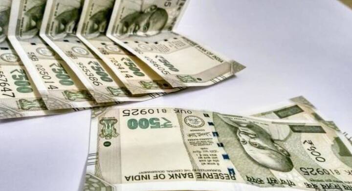 Mutual Funds SIP : एसआयपीच्या माध्यमातून चांगला परतावा मिळतो. बचतीचा आणि बचतीवर चांगला परतावा मिळवण्याचा एसआयपी हा उत्तम पर्याय आहे. मात्र एसआयपी करताना अनेकजण काही चुका करतात. ज्यामुळे त्यांना हवा तसा परतावा मिळत नाही. त्यामुळे एसआयपी करताना कोणत्या पाच चुका करू नयेत हे जाणून घेऊ या....