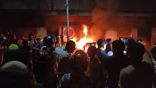 'विभाजन की कगार पर बांग्लादेश', दफ्तर पर हमले के बाद भड़के शेख हसीना के सहयोगी