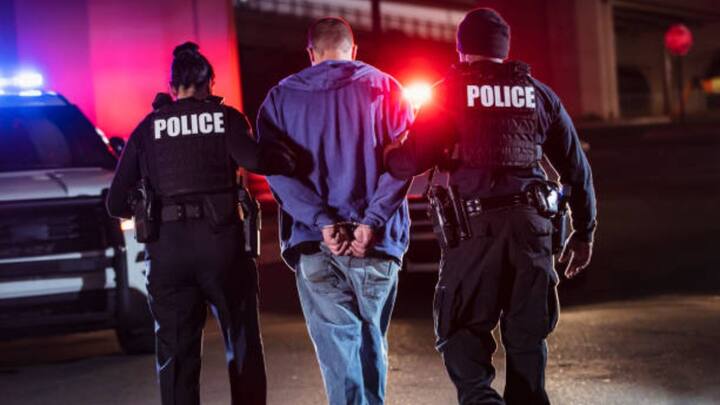 जो पुलिस आपको गिरफ्तार करने आती है तो आपका सबसे पहले अधिकार यह होता है कि आप पुलिस से गिरफ्तारी का कारण पूछें. पुलिस को आपको गिरफ्तारी का कारण बताना होता है. सीआरपीसी की धारा 50 (1)  ओर से आपको यह अधिकार दिया गया है.