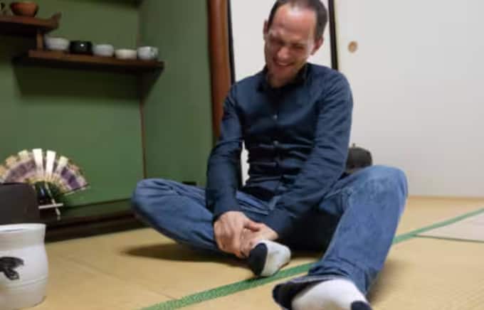 ਜਦੋਂ ਕੋਈ ਨਸ ਇੱਕ ਹੱਡੀ ਜਾਂ ਮਾਸਪੇਸ਼ੀ ਦੁਆਰਾ ਦਬ ਜਾਂਦੀ ਹੈ, ਤਾਂ ਉਹ ਵਾਲਾ ਹਿੱਸਾ ਸੁੰਨ ਹੋ ਸਕਦਾ ਹੈ। ਅਜਿਹਾ ਅਕਸਰ ਗਲਤ ਤਰੀਕੇ ਨਾਲ ਬੈਠਣ, ਸੌਣ ਜਾਂ ਲੰਬੇ ਸਮੇਂ ਤੱਕ ਕਿਸੇ ਚੀਜ਼ ਨੂੰ ਫੜੇ ਰੱਖਣ ਕਰਕੇ ਹੁੰਦਾ ਹੈ।