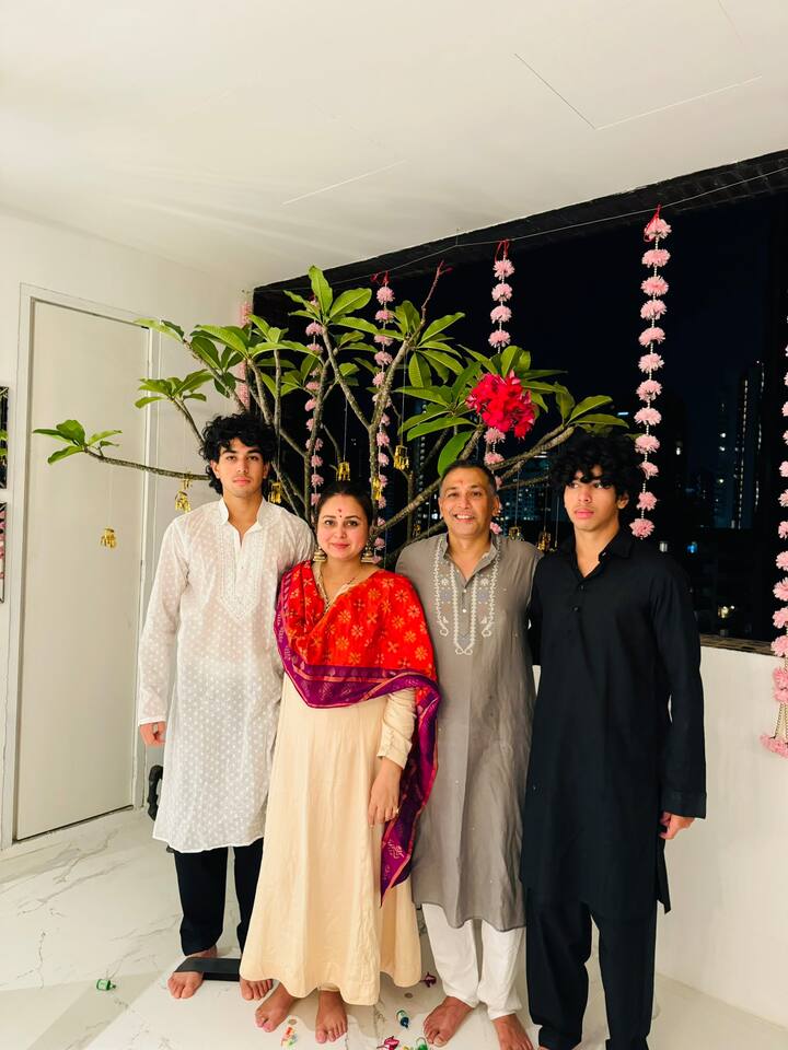 आरजेडी सुप्रीमो लालू प्रसाद यादव की बेटी रोहिणी आचार्य ने भी सोशल मीडिया पर दिवाली की तस्वीरें शेयर की हैं. इसमें वह अपने बच्चों और पति के साथ दिख रही हैं.